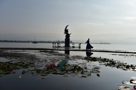 西昌邛海公园月亮女神塑像