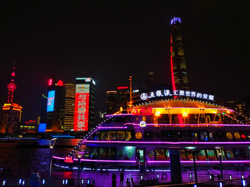 上海外滩游轮夜景