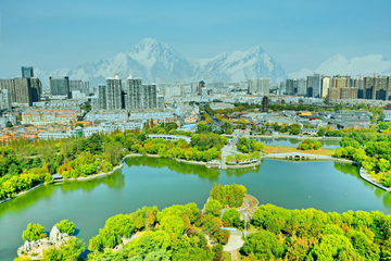 绿水城市雪山