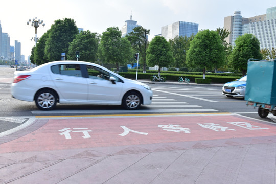 正在行驶的小气车