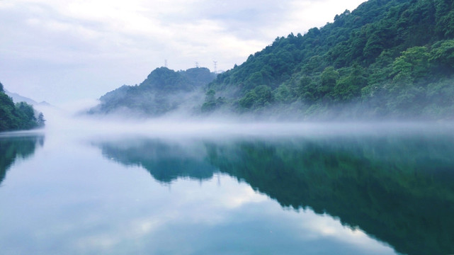高山云雾缭绕仙境湖泊