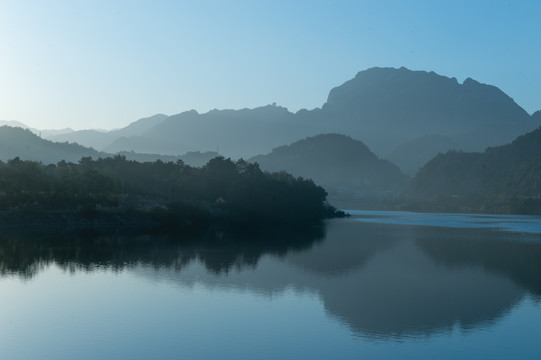 湖泊群山