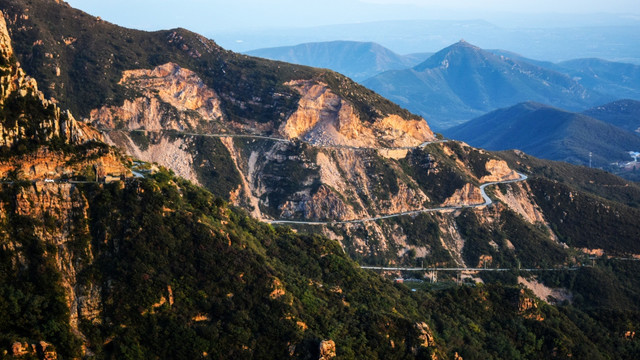 盘旋于山腰的道路