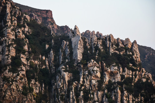 山崖上的裸露岩石
