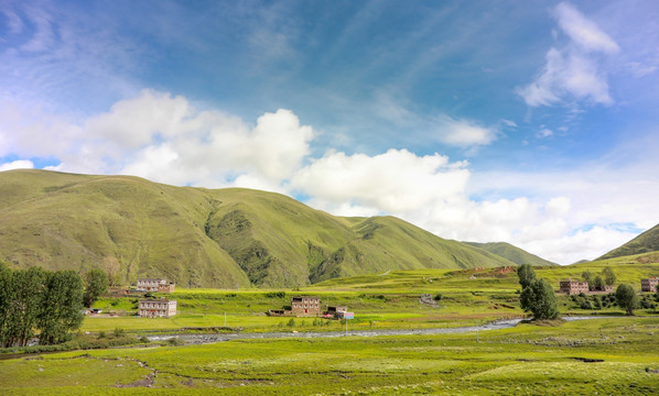 川藏线上的青山绿水