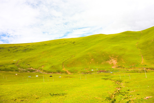 峡谷中的青山绿水