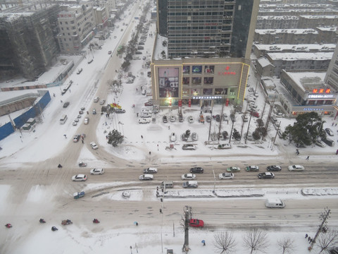 俯拍雪天城市道路
