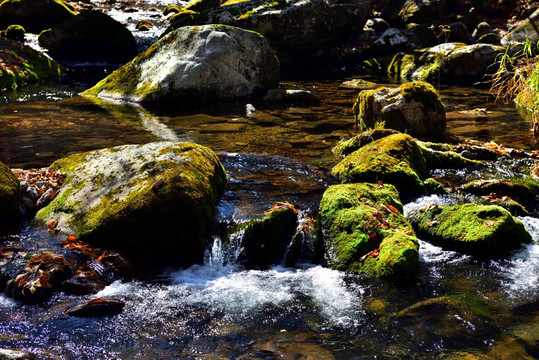 绿石溪水