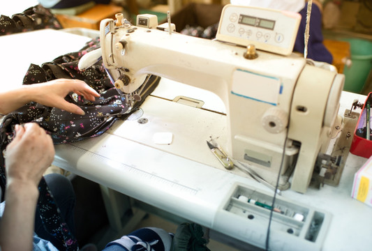 服装厂女工加工服装