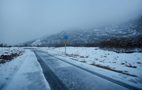 积雪的路面