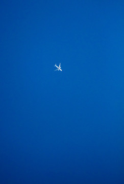 蓝天白云飞机