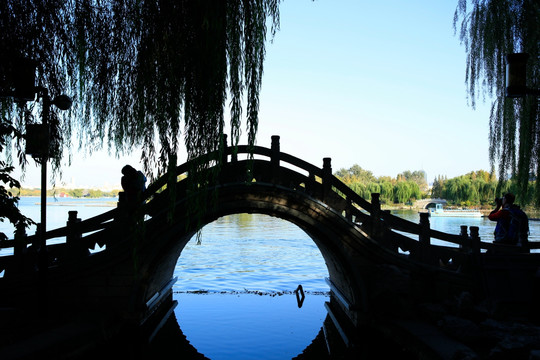 大明湖石桥风景