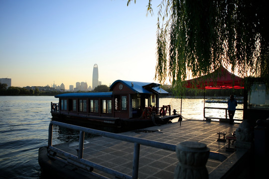 大明湖湖边游览船