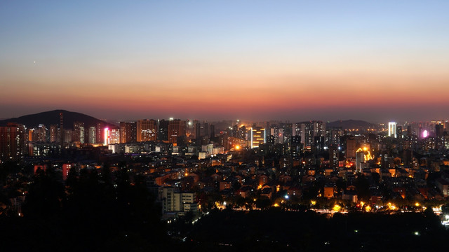 傍晚城市建筑夜景