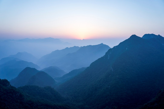 山峦日出