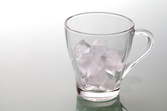 玻璃杯冰块