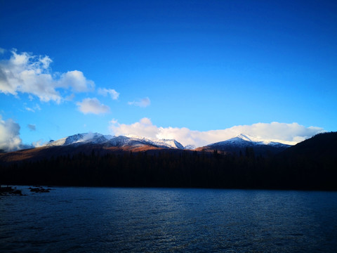 雪山湖泊