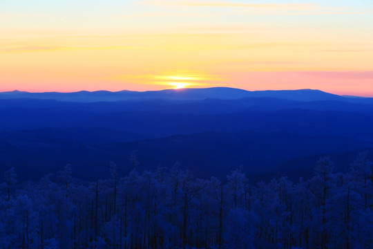 雪色山岭森林夕照