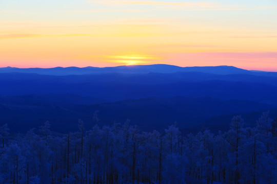 大兴安岭雪色山林夕照