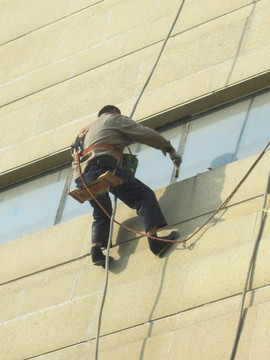 外墙作业建筑工人