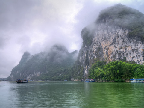 桂林阳朔漓江高山云雾