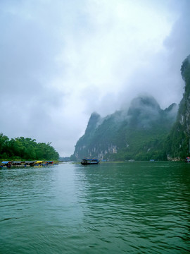 桂林阳朔漓江高山云雾