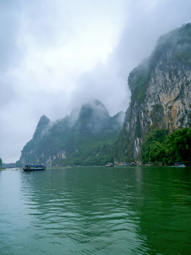 桂林阳朔漓江高山游船