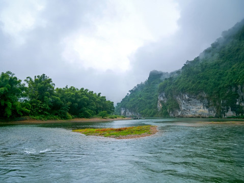 广西桂林漓江溪流河滩