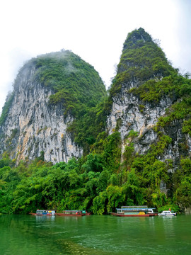 广西桂林阳朔漓江山岩