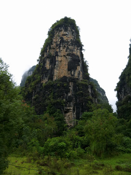 桂林阳朔十里画廊山岩