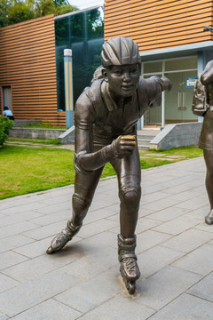 玩轮滑的少年广场雕塑