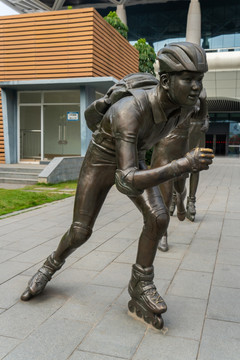 玩轮滑的少年广场雕塑