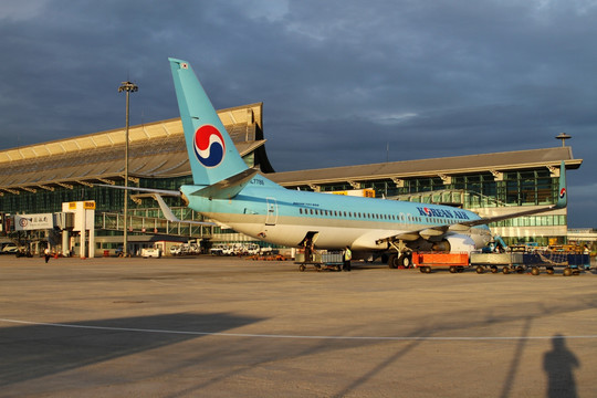 夕阳下的大韩航空公司飞机