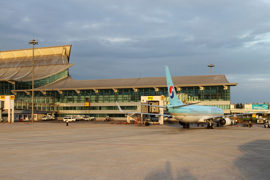 夕阳下的大韩航空公司飞机