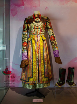 蒙古族妇女盛装