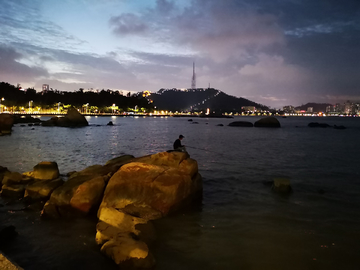 垂钓者钓鱼夜景