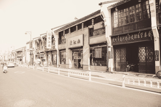 杭州河坊街街景黑白照片