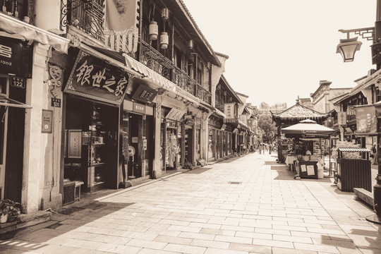 杭州河坊街街景黑白照片