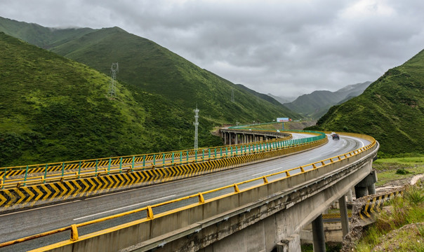 高速公路大桥弯道