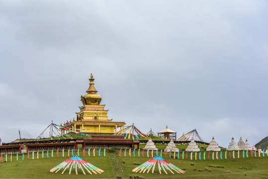 青藏高原经幡白塔