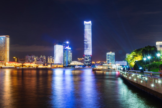 上海白玉兰大厦夜景