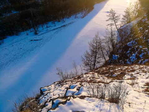 冬季冰封的河流