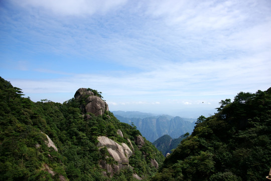 蓝天白云青山松树