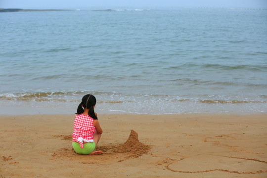 海滩上的小女孩