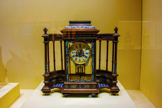 清代法国制造鎏金半圆形钟