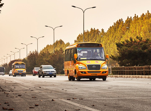 行驶在道路上的校车