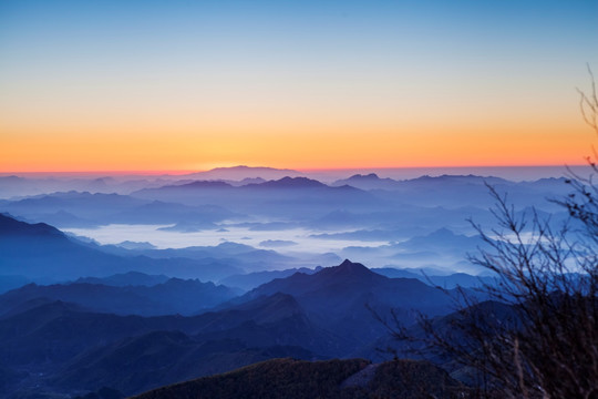 雾灵山山巅日出时分