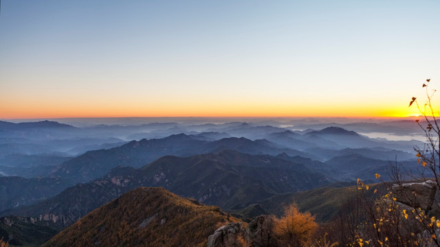 雾灵山山巅晨曦