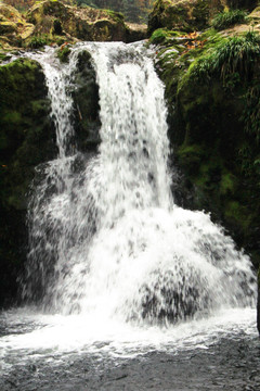 山涧瀑布溪流