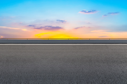 高速公路和天空云彩